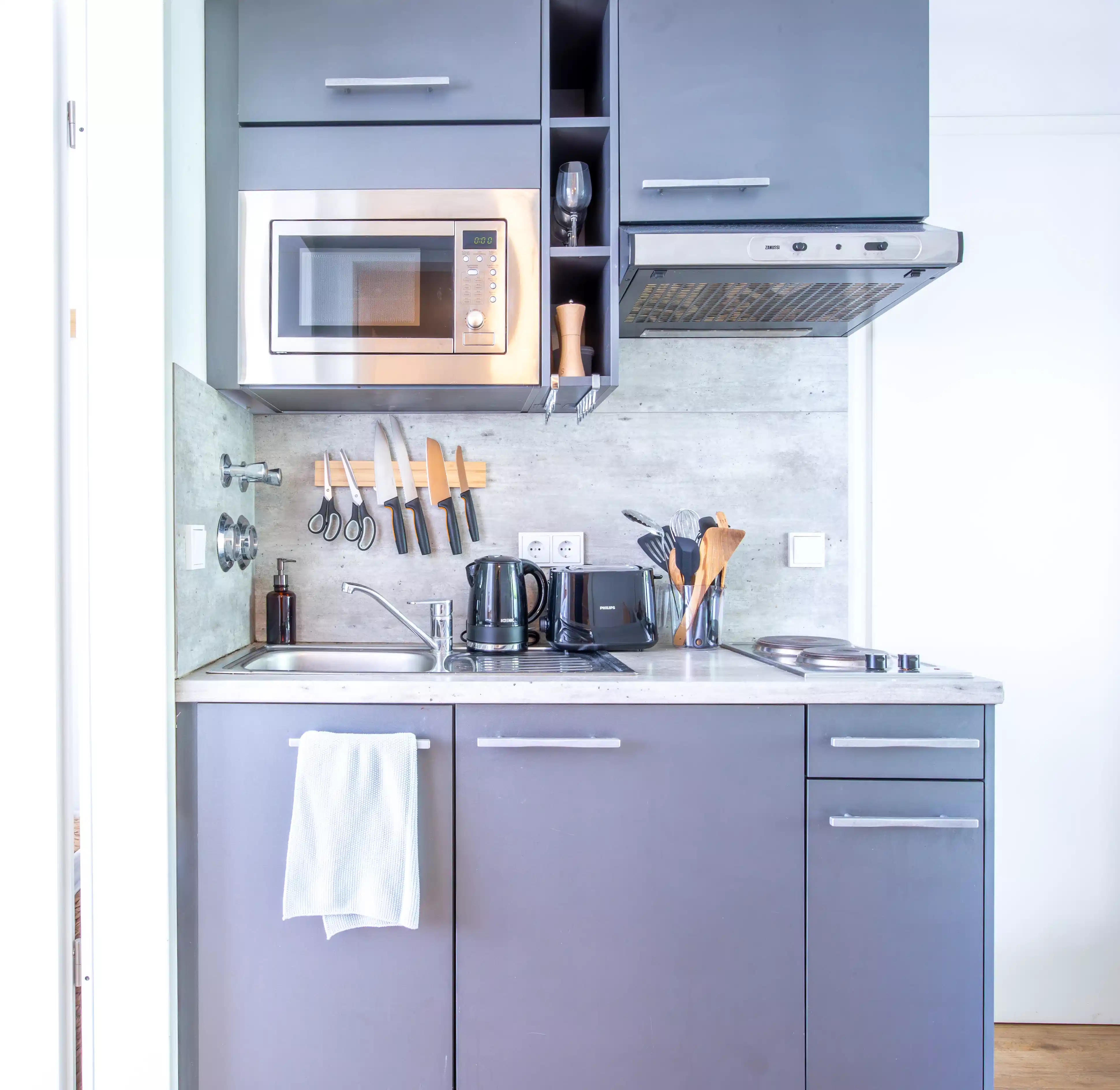 Exterior?w=400&h=260&fit=crop&q=40&auto=format&trim=auto