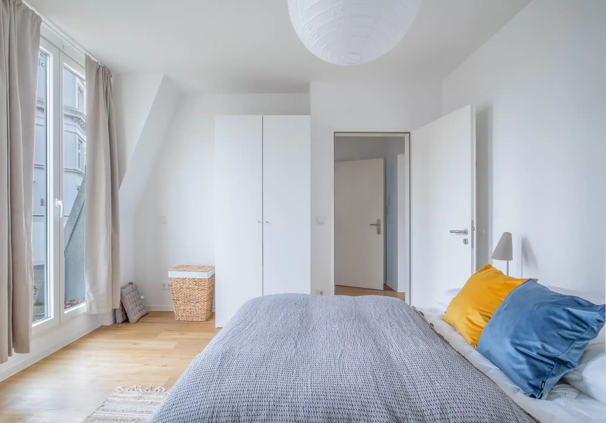 Exterior?w=400&h=260&fit=crop&q=40&auto=format&trim=auto