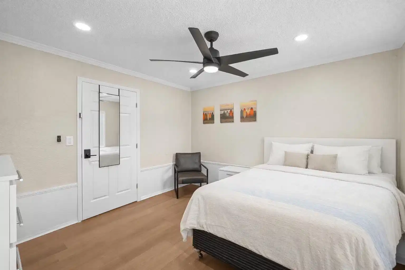 Exterior?w=400&h=260&fit=crop&q=40&auto=format&trim=auto