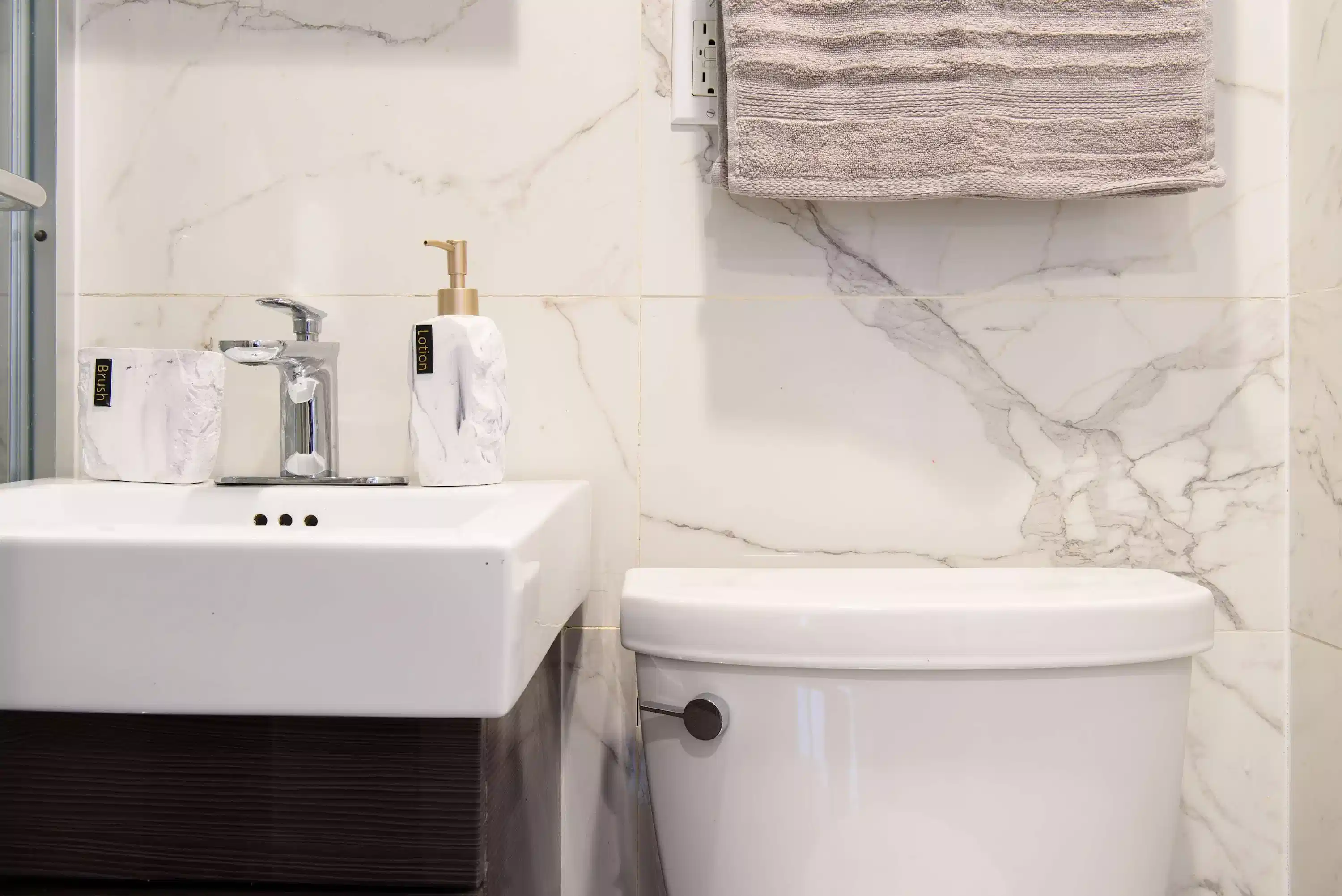 Common Area?w=400&h=260&fit=crop&q=40&auto=format&trim=auto