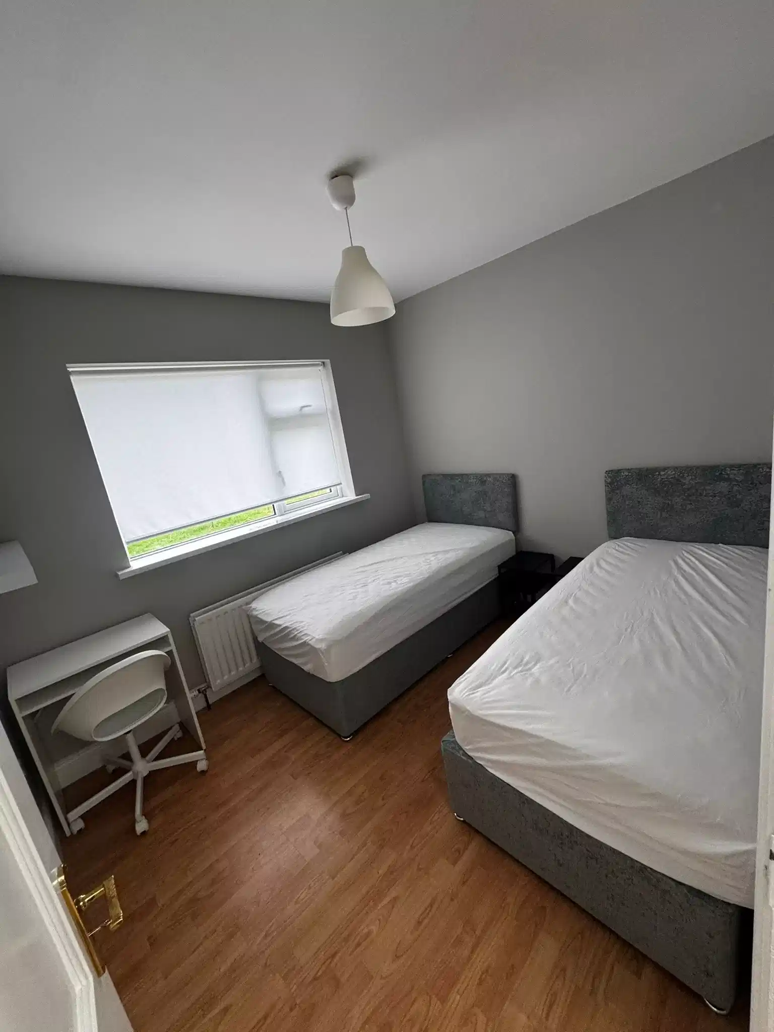 Room?w=400&h=260&fit=crop&q=40&auto=format&trim=auto