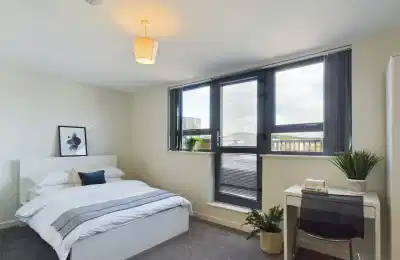 9 Bedroom House - Bedroom?w=400&h=260&fit=crop&q=40&auto=format&trim=auto