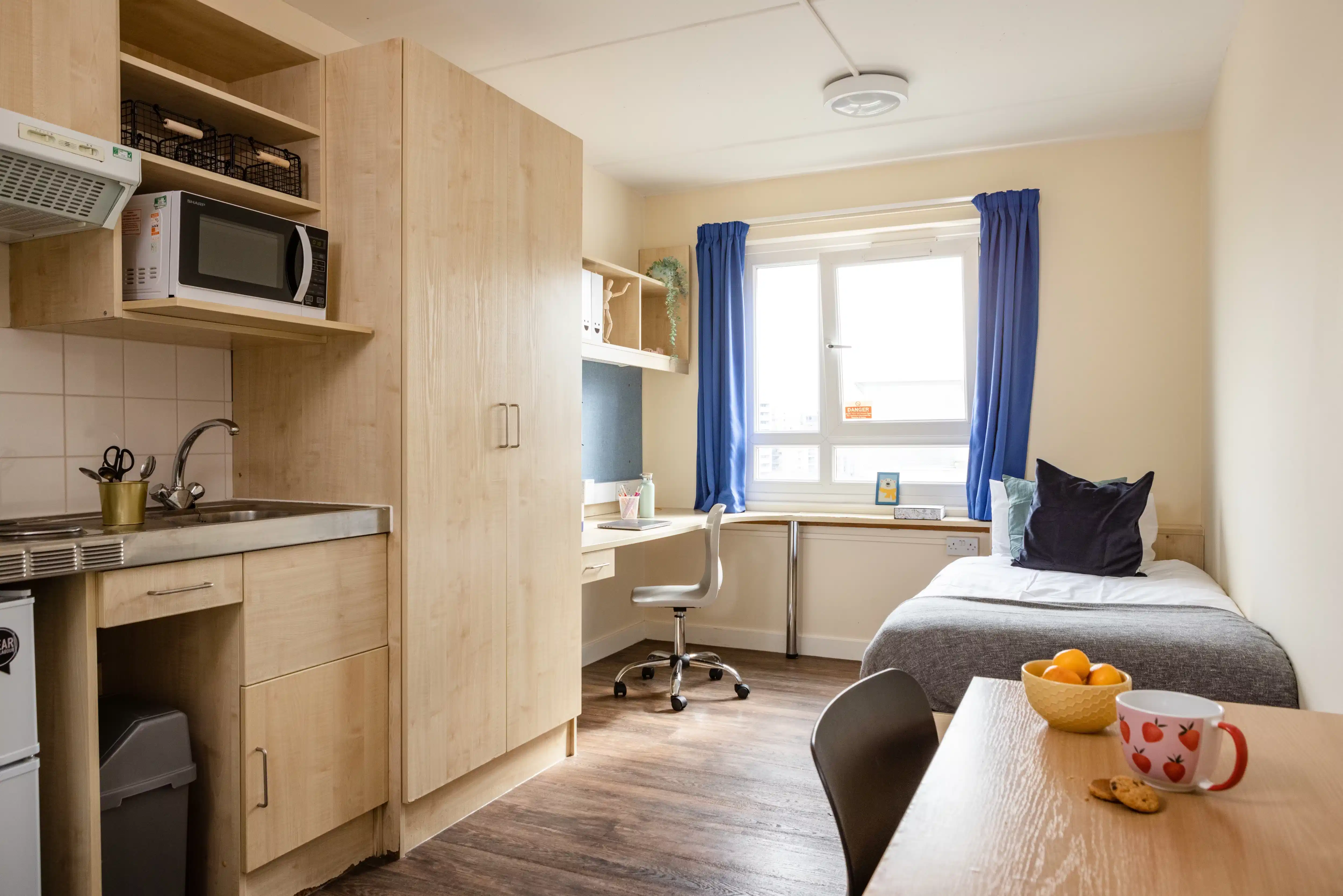 Common Area?w=400&h=260&fit=crop&q=40&auto=format&trim=auto