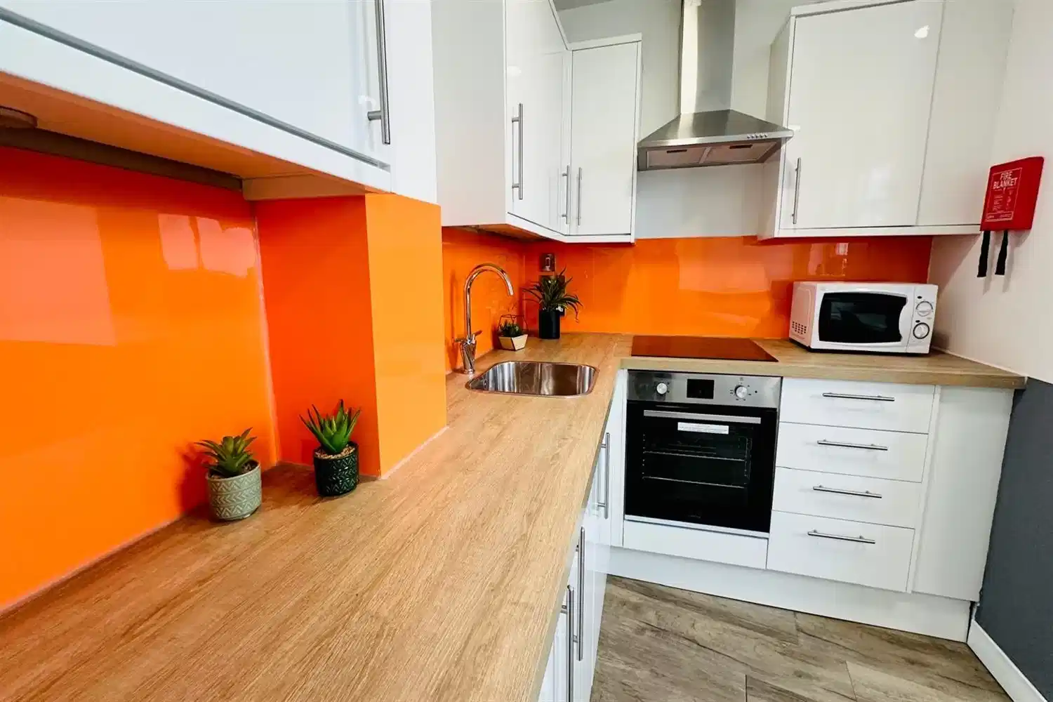 Amenities?w=400&h=260&fit=crop&q=40&auto=format&trim=auto