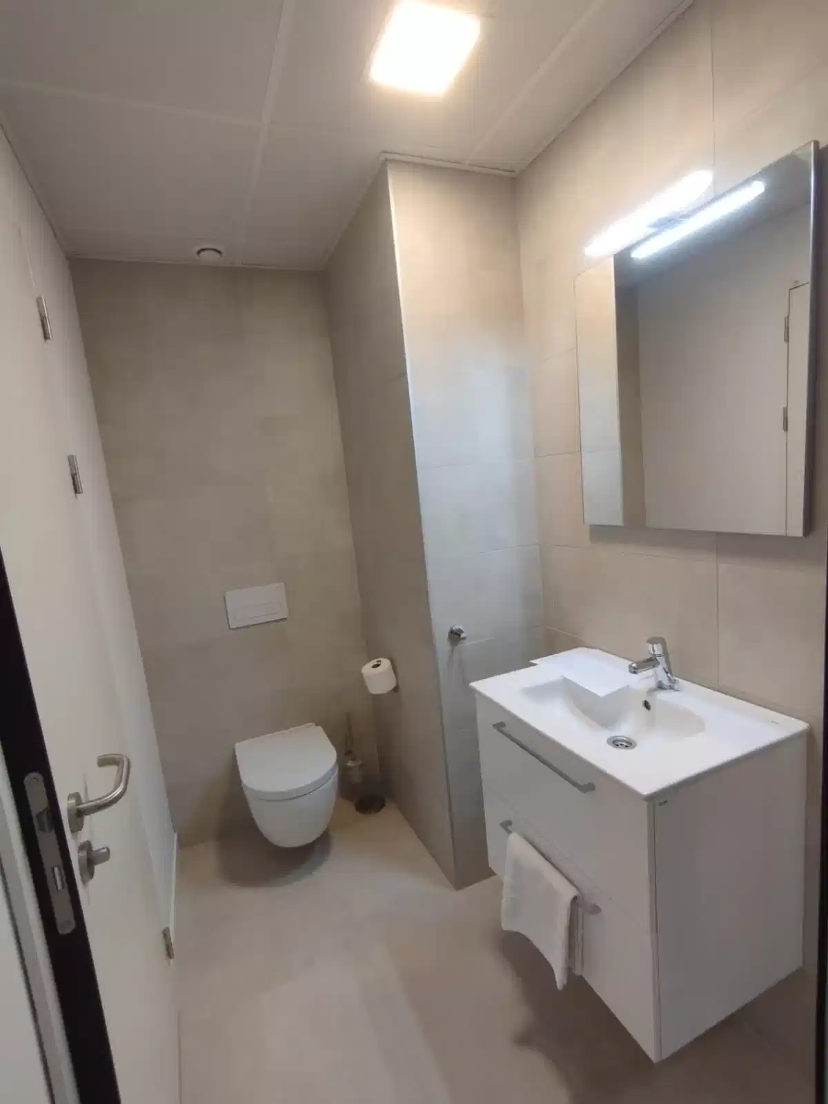 Common Area?w=400&h=260&fit=crop&q=40&auto=format&trim=auto