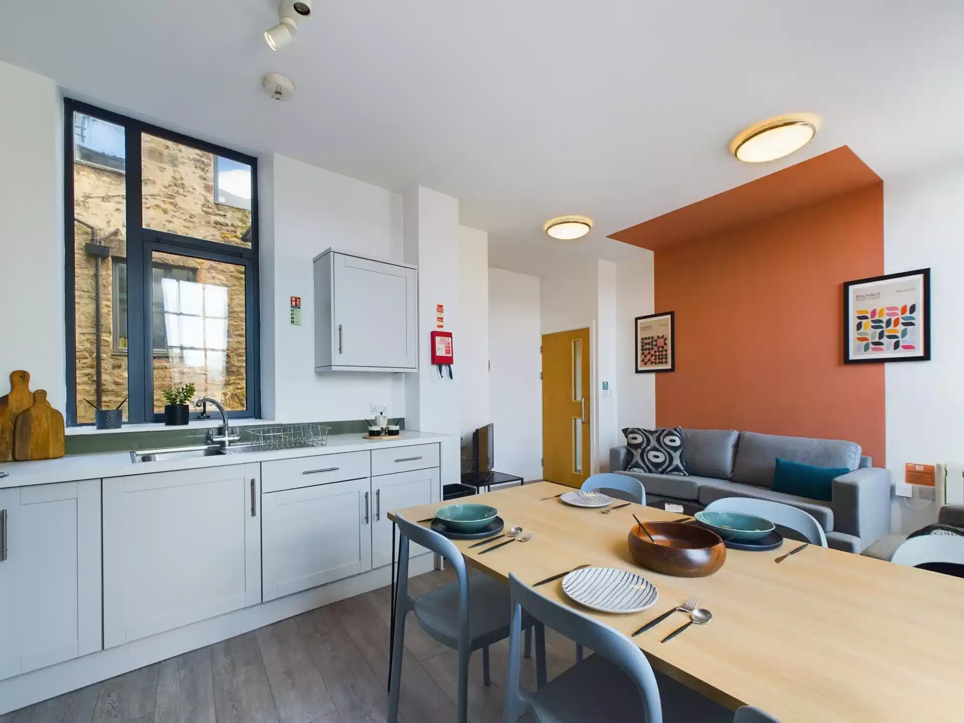 Common Area?w=400&h=260&fit=crop&q=40&auto=format&trim=auto