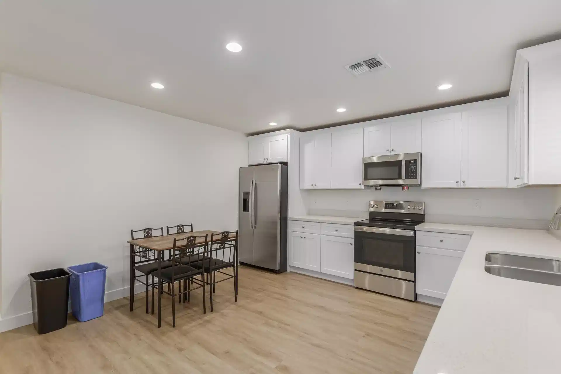 #40971: Room in 8 Bed 3 Bath - Bathroom?w=400&h=260&fit=crop&q=40&auto=format&trim=auto