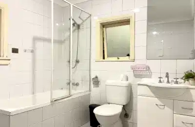 Room 1 - Bedroom?w=400&h=260&fit=crop&q=40&auto=format&trim=auto