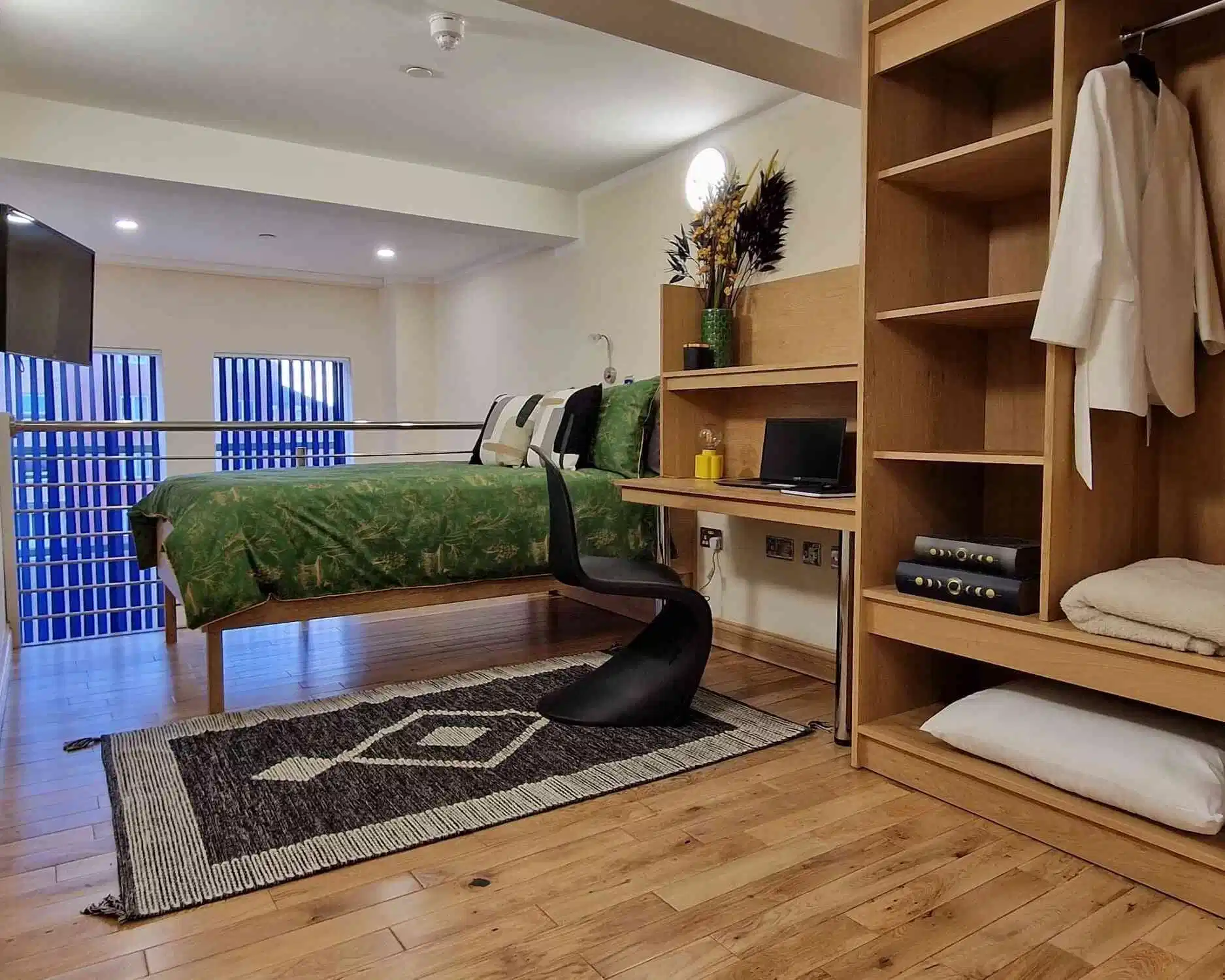 Amenities?w=400&h=260&fit=crop&q=40&auto=format&trim=auto