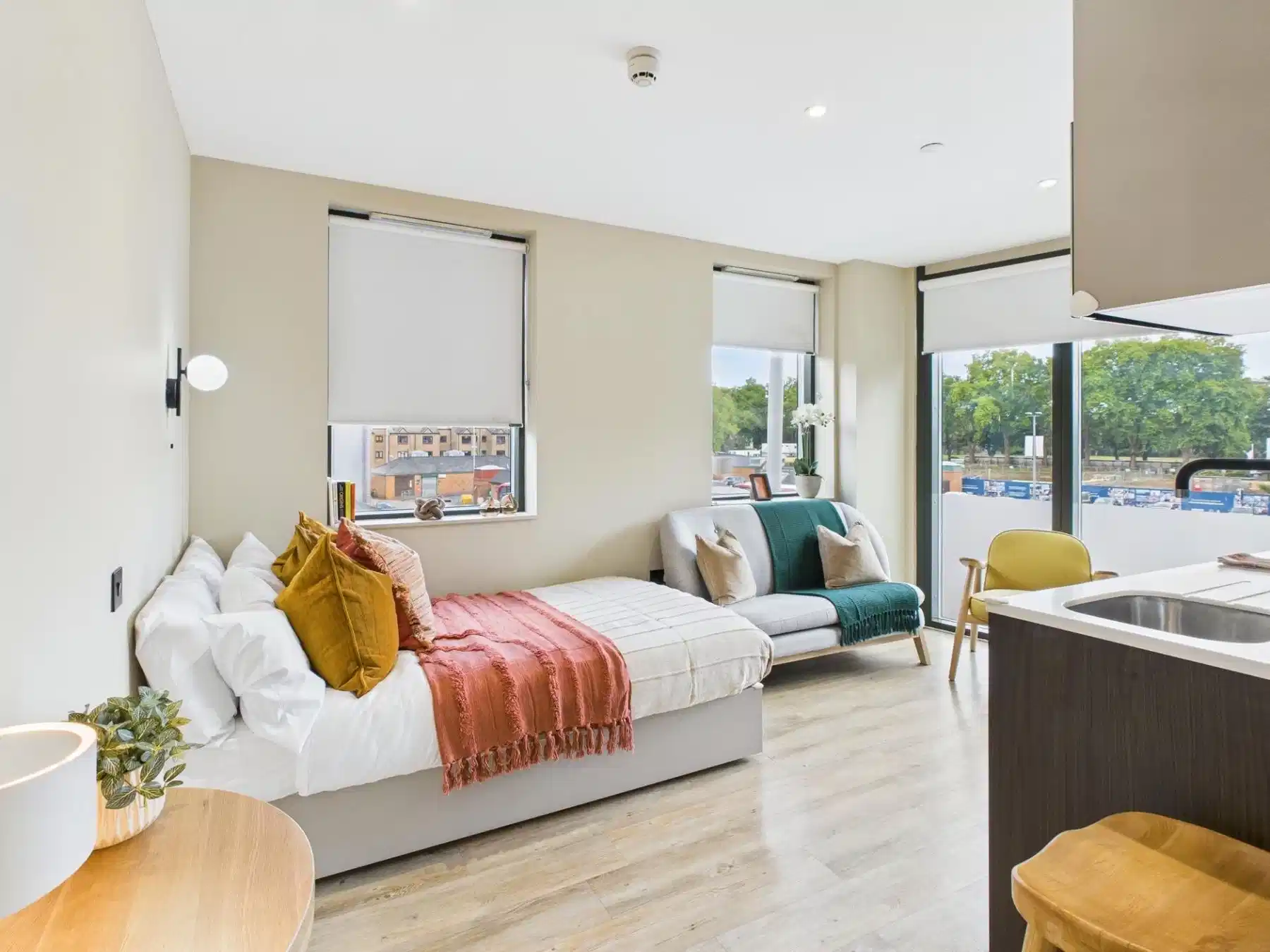 Common Area?w=400&h=260&fit=crop&q=40&auto=format&trim=auto