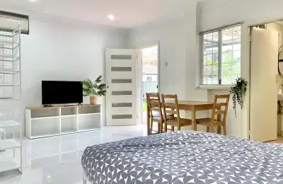 Kitchen?w=400&h=260&fit=crop&q=40&auto=format&trim=auto