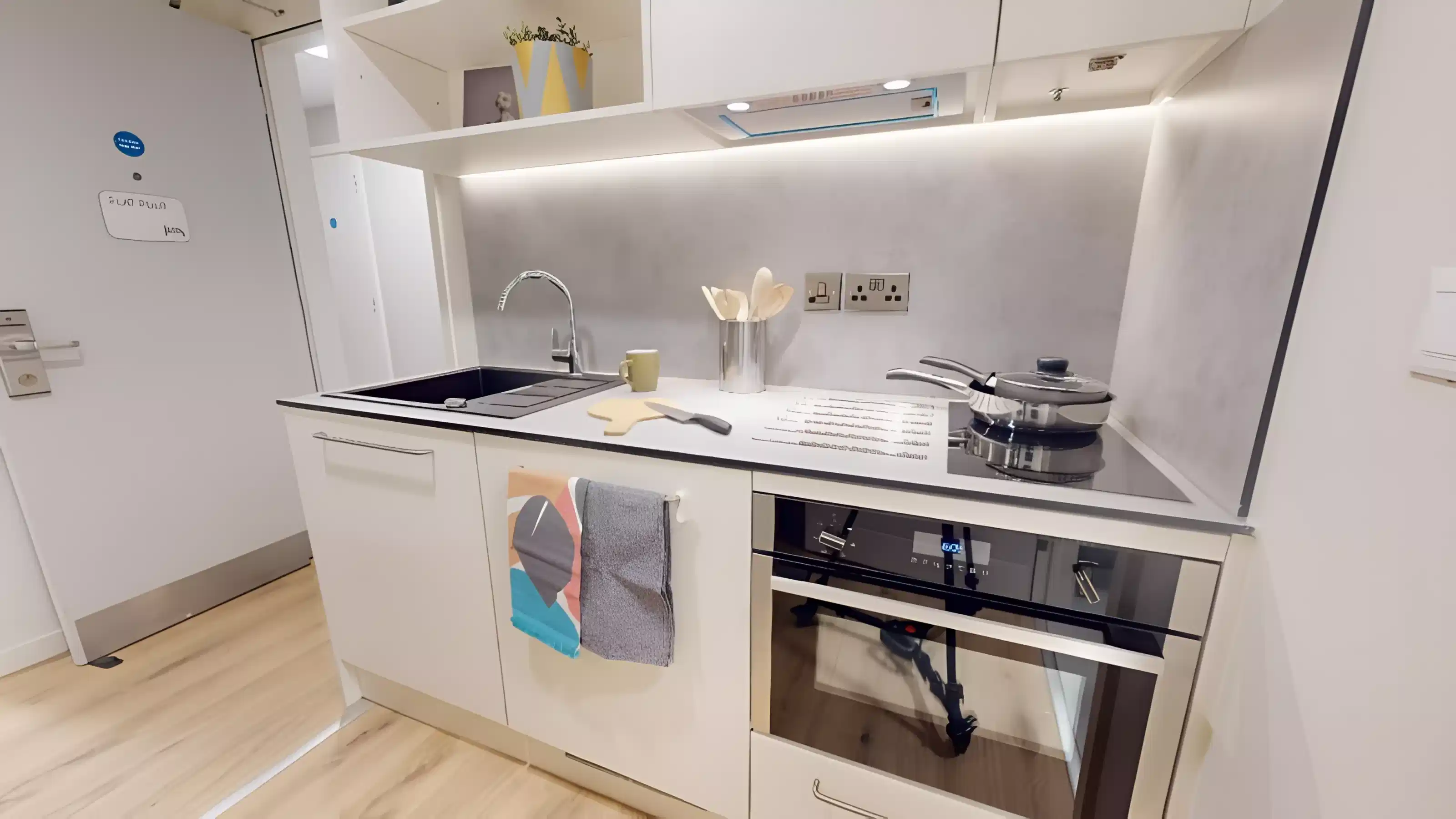 Common Area?w=400&h=260&fit=crop&q=40&auto=format&trim=auto