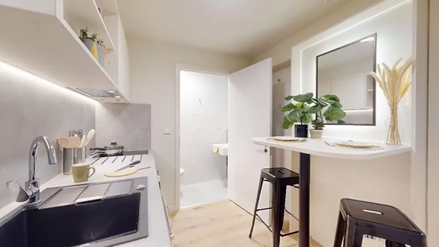 Common Area?w=400&h=260&fit=crop&q=40&auto=format&trim=auto