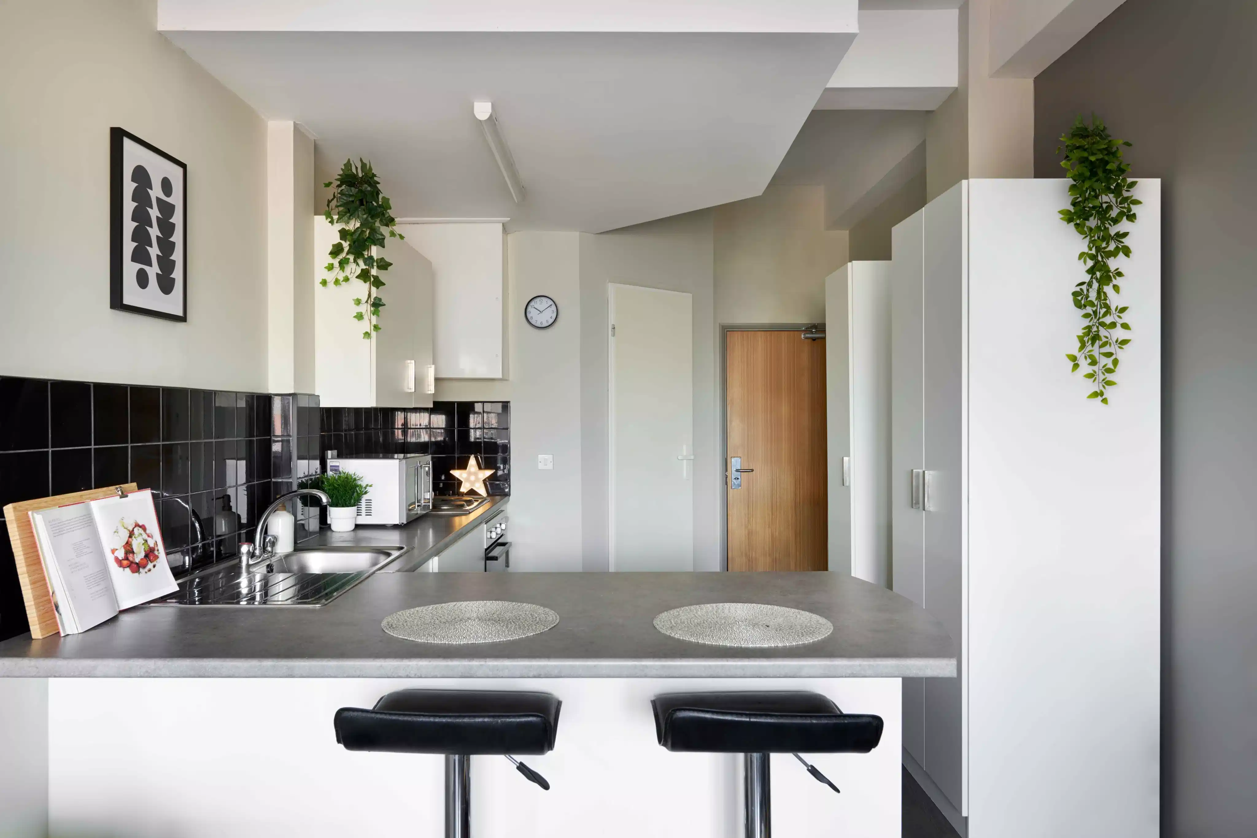 Kitchen?w=400&h=260&fit=crop&q=40&auto=format&trim=auto