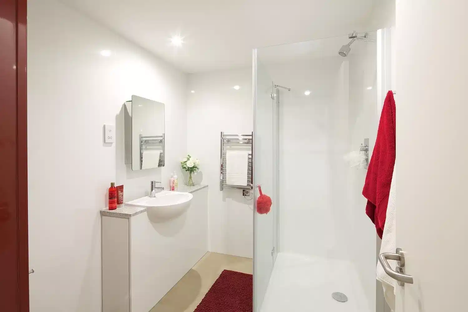 Bathroom?w=400&h=260&fit=crop&q=40&auto=format&trim=auto