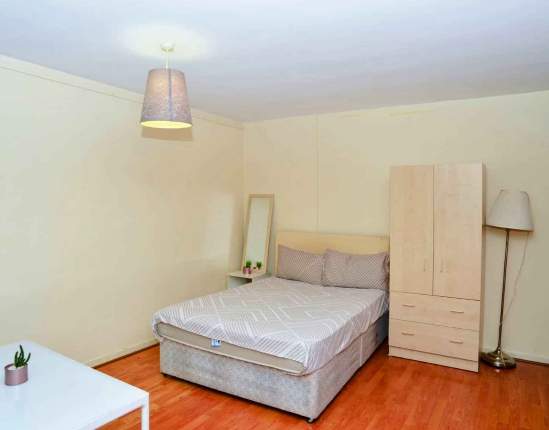 Amenities?w=400&h=260&fit=crop&q=40&auto=format&trim=auto