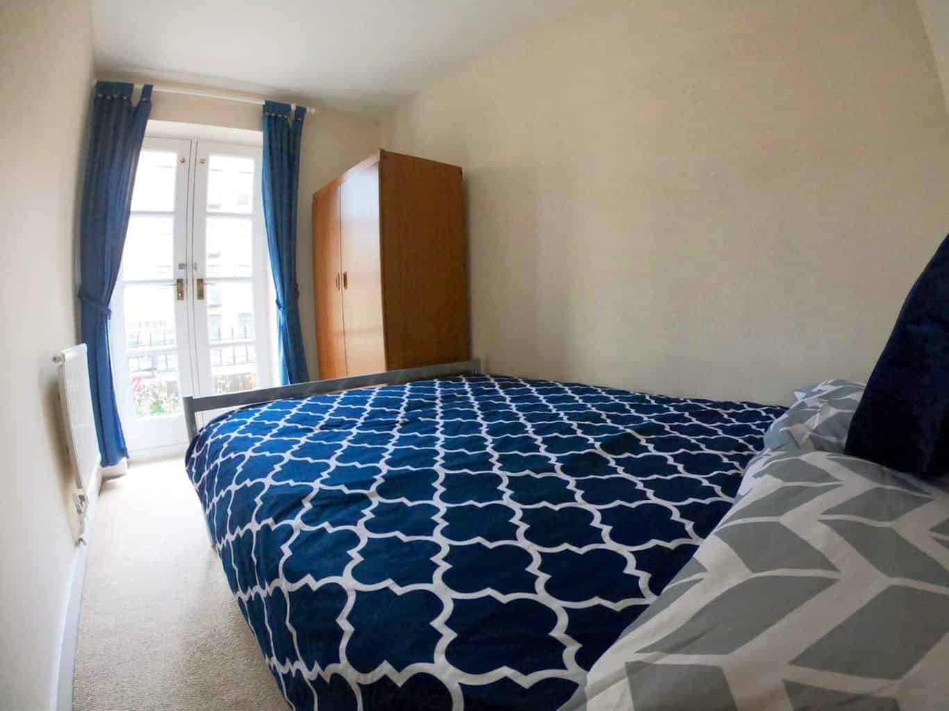 Bathroom?w=400&h=260&fit=crop&q=40&auto=format&trim=auto