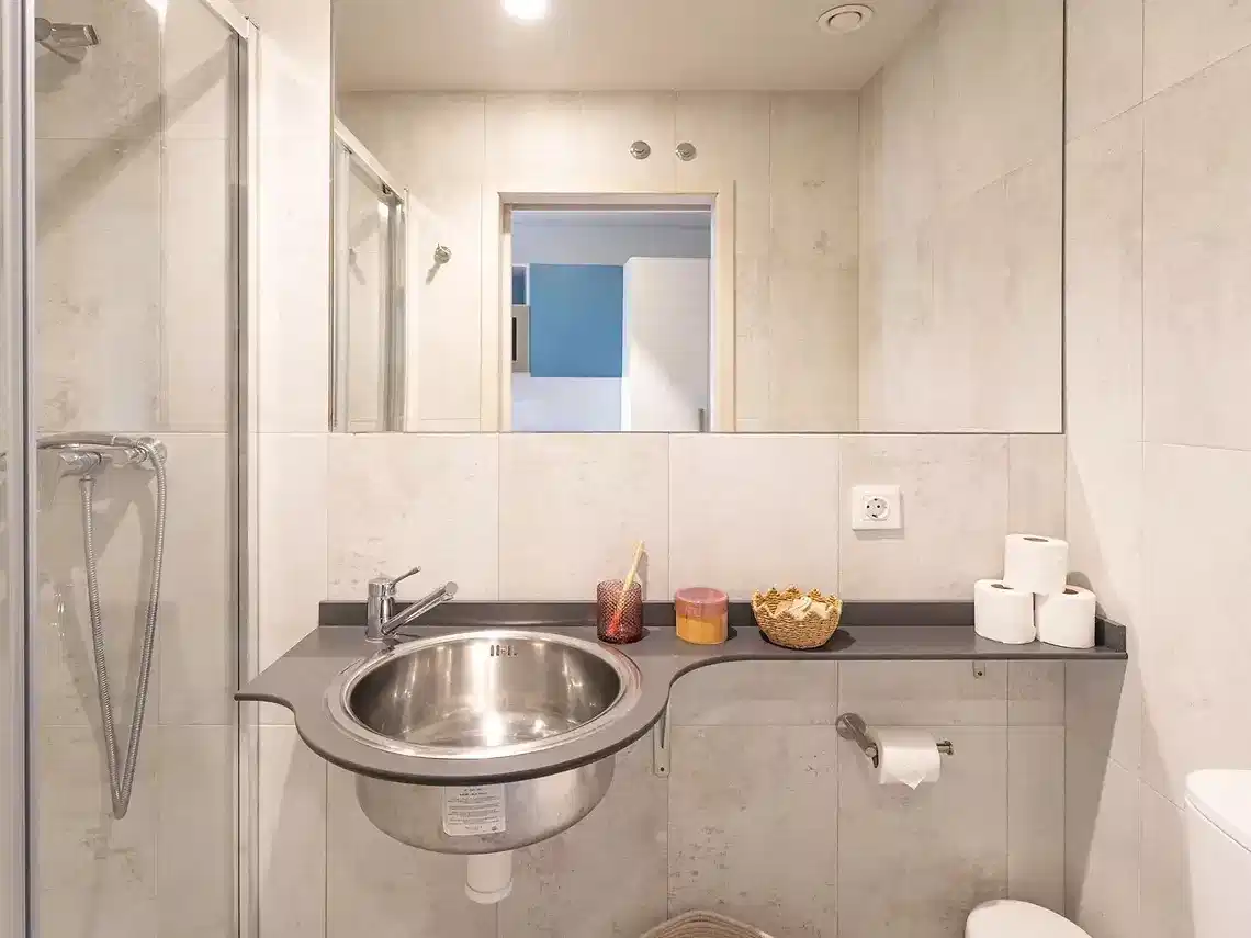 Common Area?w=400&h=260&fit=crop&q=40&auto=format&trim=auto