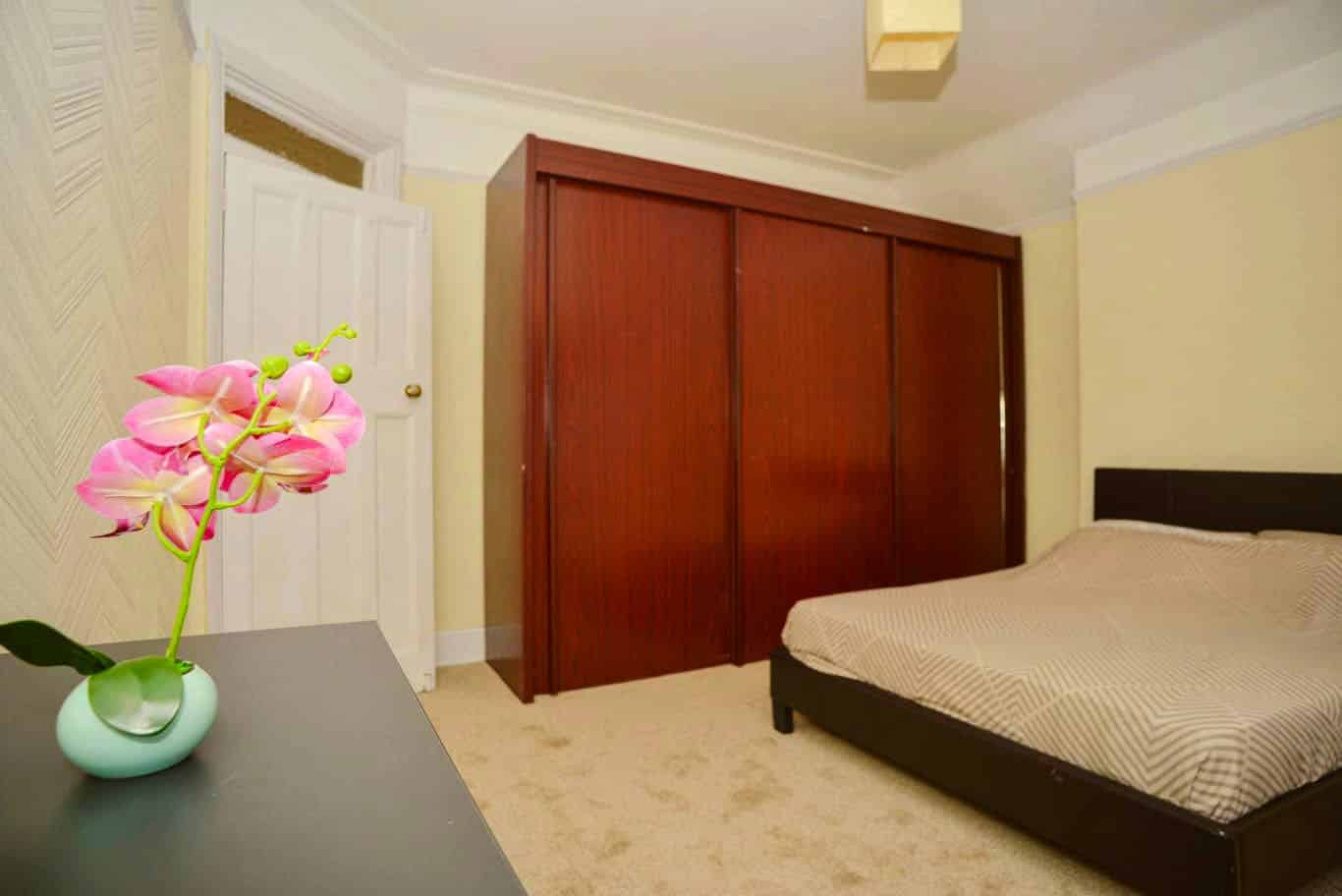 Kitchen?w=400&h=260&fit=crop&q=40&auto=format&trim=auto