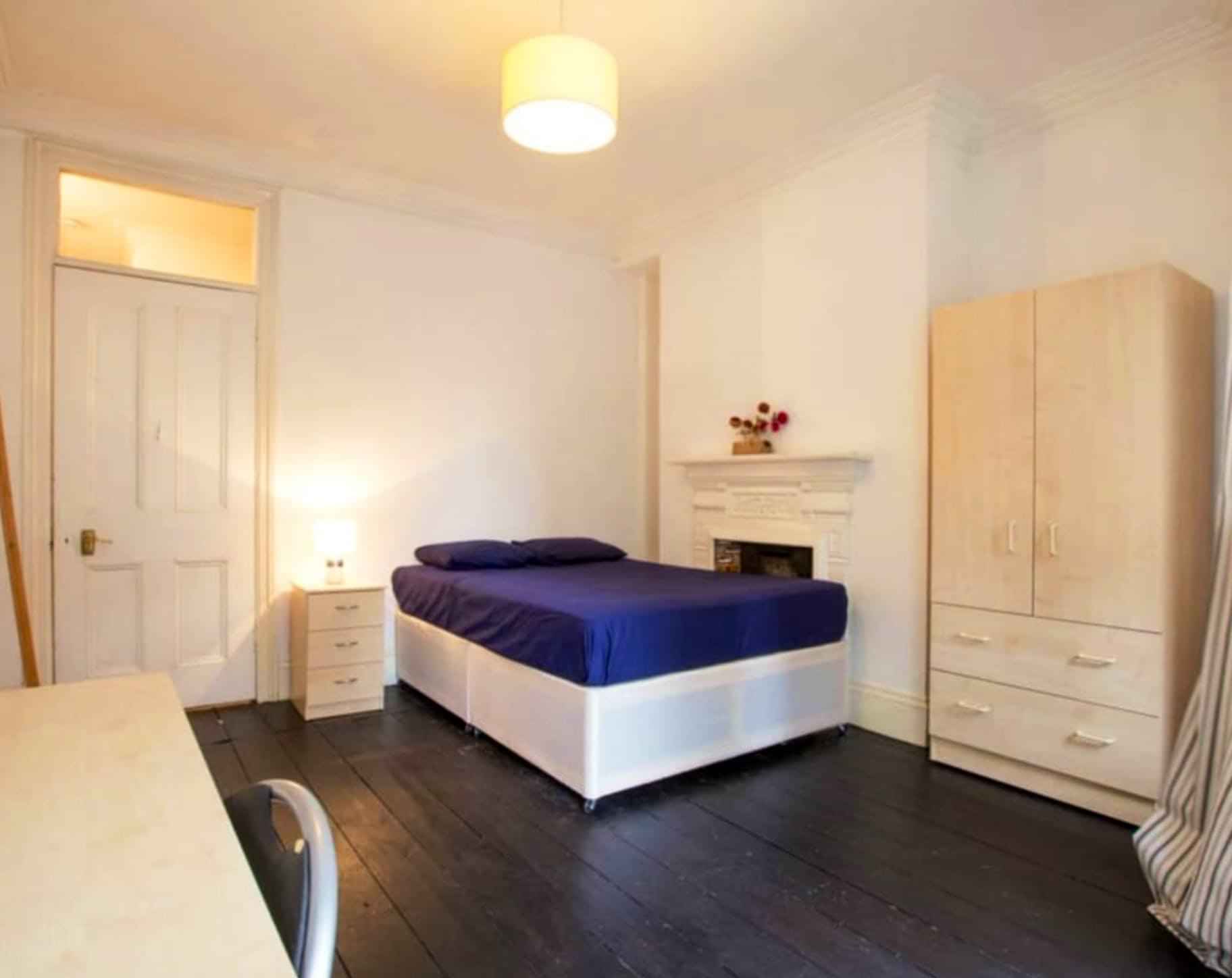 Common Area?w=400&h=260&fit=crop&q=40&auto=format&trim=auto