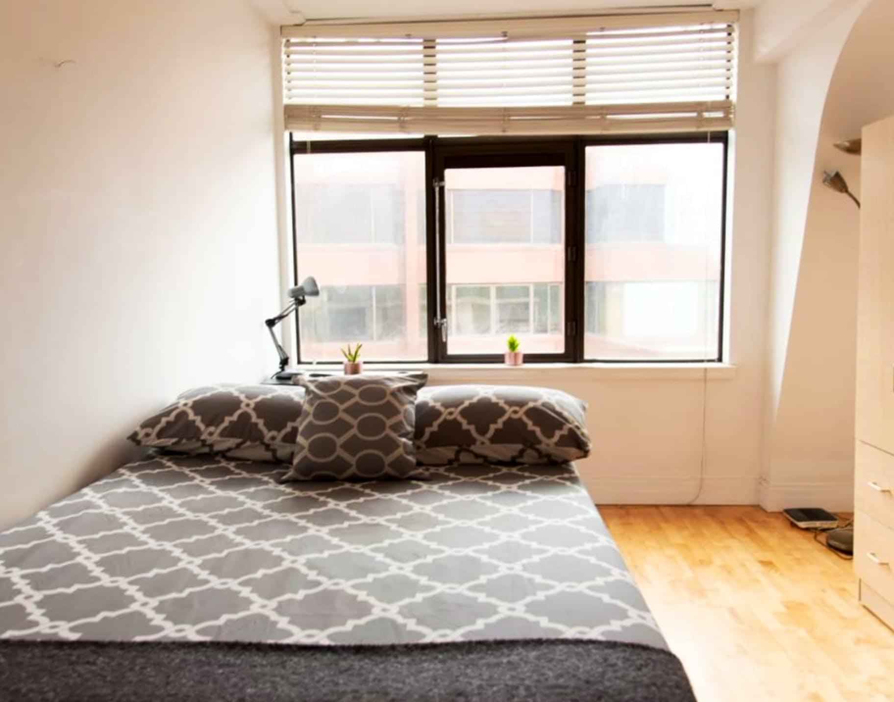 Amenities?w=400&h=260&fit=crop&q=40&auto=format&trim=auto