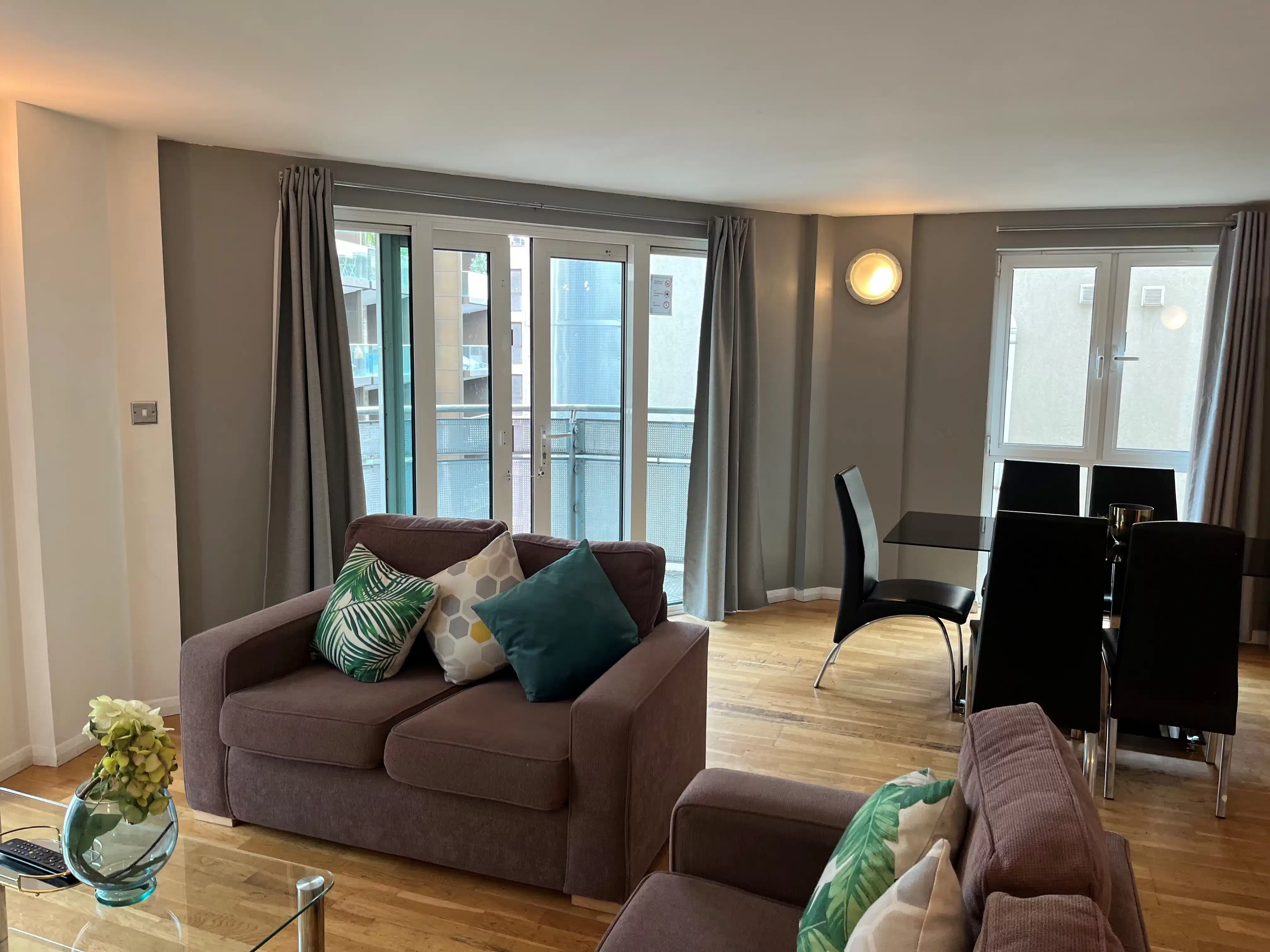 Amenities?w=400&h=260&fit=crop&q=40&auto=format&trim=auto