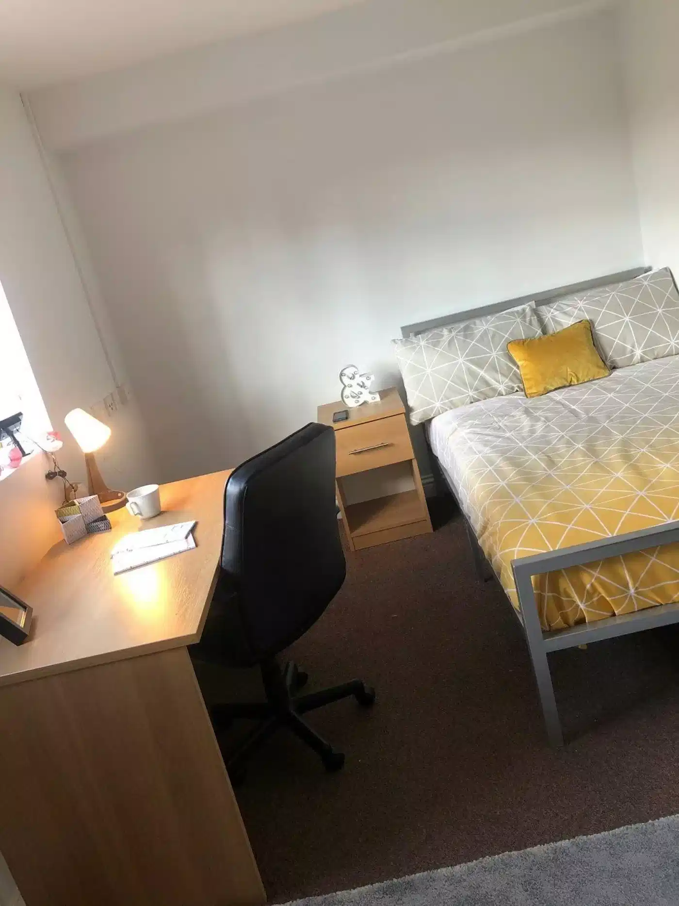 Bedroom?w=400&h=260&fit=crop&q=40&auto=format&trim=auto