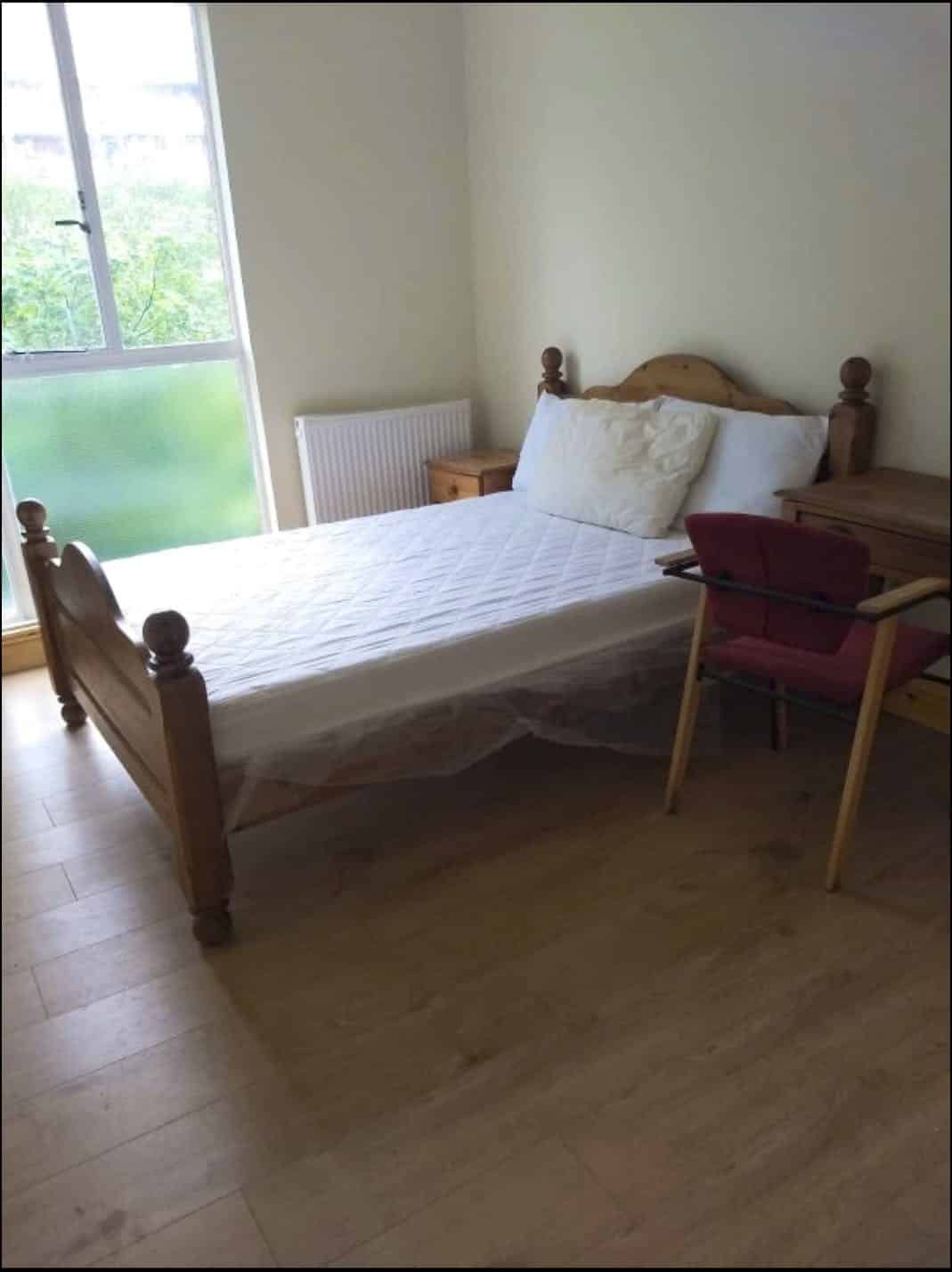 Bathroom?w=400&h=260&fit=crop&q=40&auto=format&trim=auto