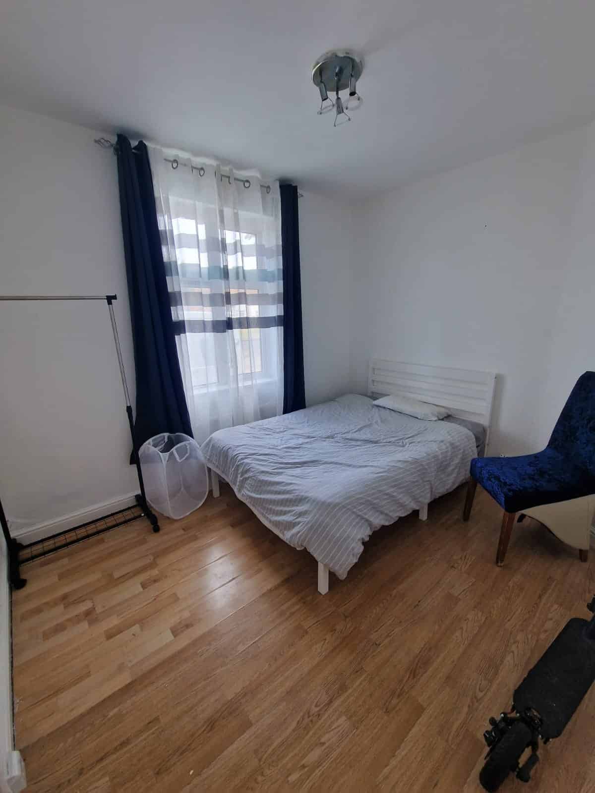 Room?w=400&h=260&fit=crop&q=40&auto=format&trim=auto