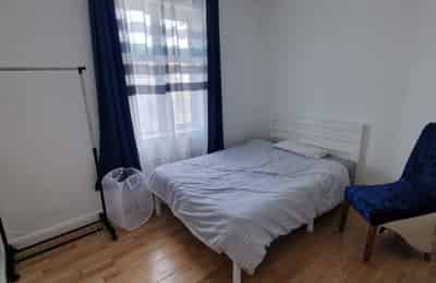 Bedroom?w=400&h=260&fit=crop&q=40&auto=format&trim=auto