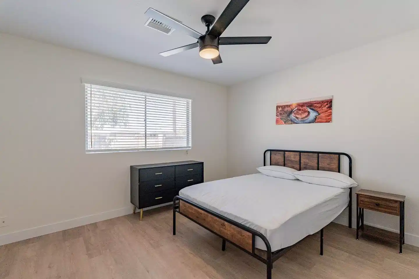 PDP 85051, Phoenix - Phoenix, Arizona, United States - #23491: Room in 6 Bed 2 Bath - Bedroom