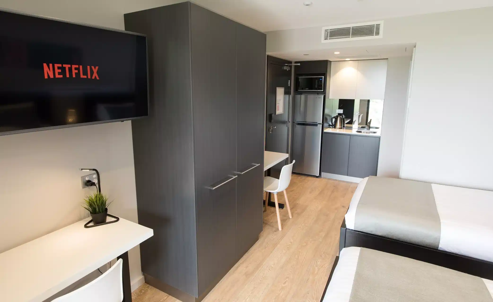 Amenities?w=400&h=260&fit=crop&q=40&auto=format&trim=auto