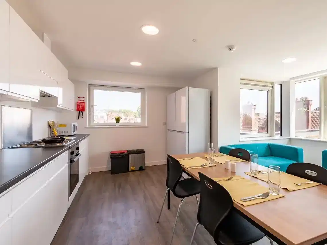 Amenities?w=400&h=260&fit=crop&q=40&auto=format&trim=auto