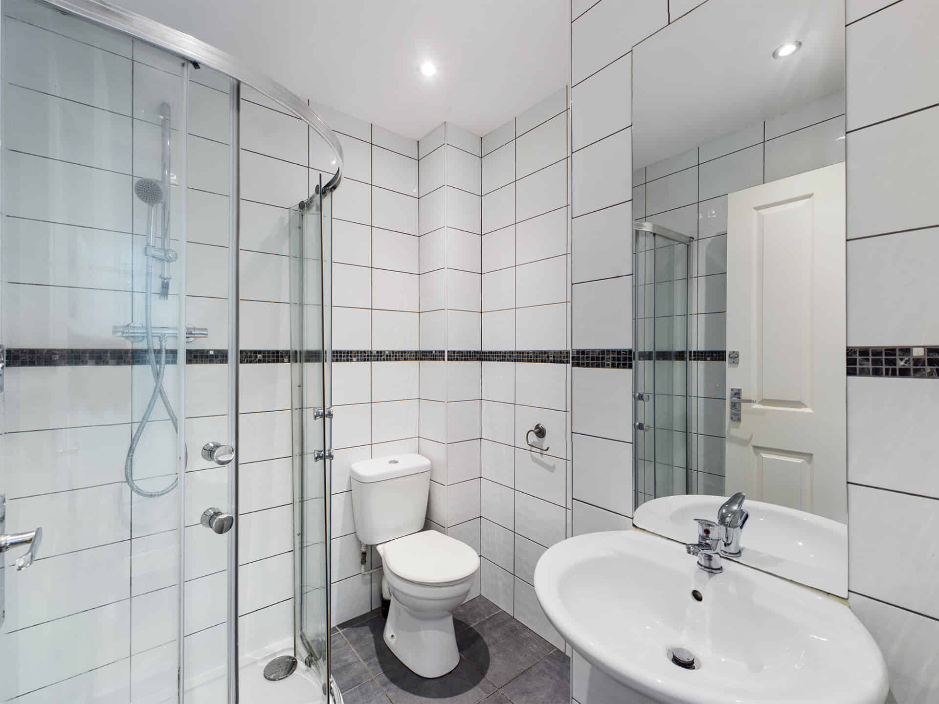 6 Well Meadow Drive, Sheffield - Sheffield, England, United Kingdom - Bathroom