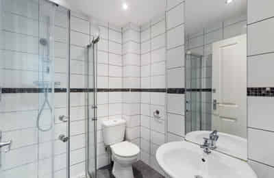 6 Well Meadow Drive, Sheffield - Sheffield, England, United Kingdom - Bathroom