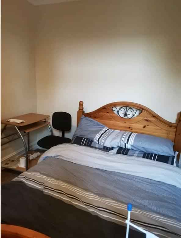 Bathroom?w=400&h=260&fit=crop&q=40&auto=format&trim=auto