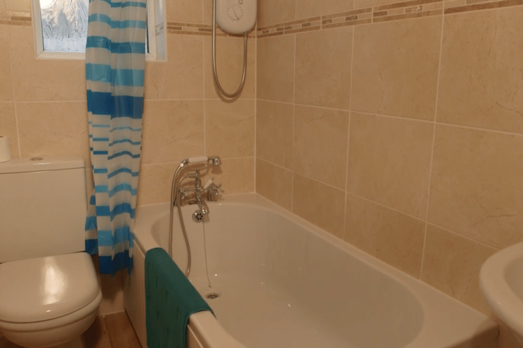 Common Area?w=400&h=260&fit=crop&q=40&auto=format&trim=auto