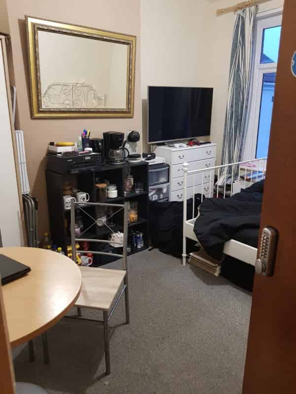 Bedroom?w=400&h=260&fit=crop&q=40&auto=format&trim=auto