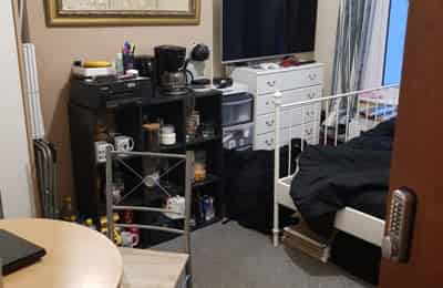 Bedroom?w=400&h=260&fit=crop&q=40&auto=format&trim=auto