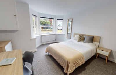 Bathroom?w=400&h=260&fit=crop&q=40&auto=format&trim=auto