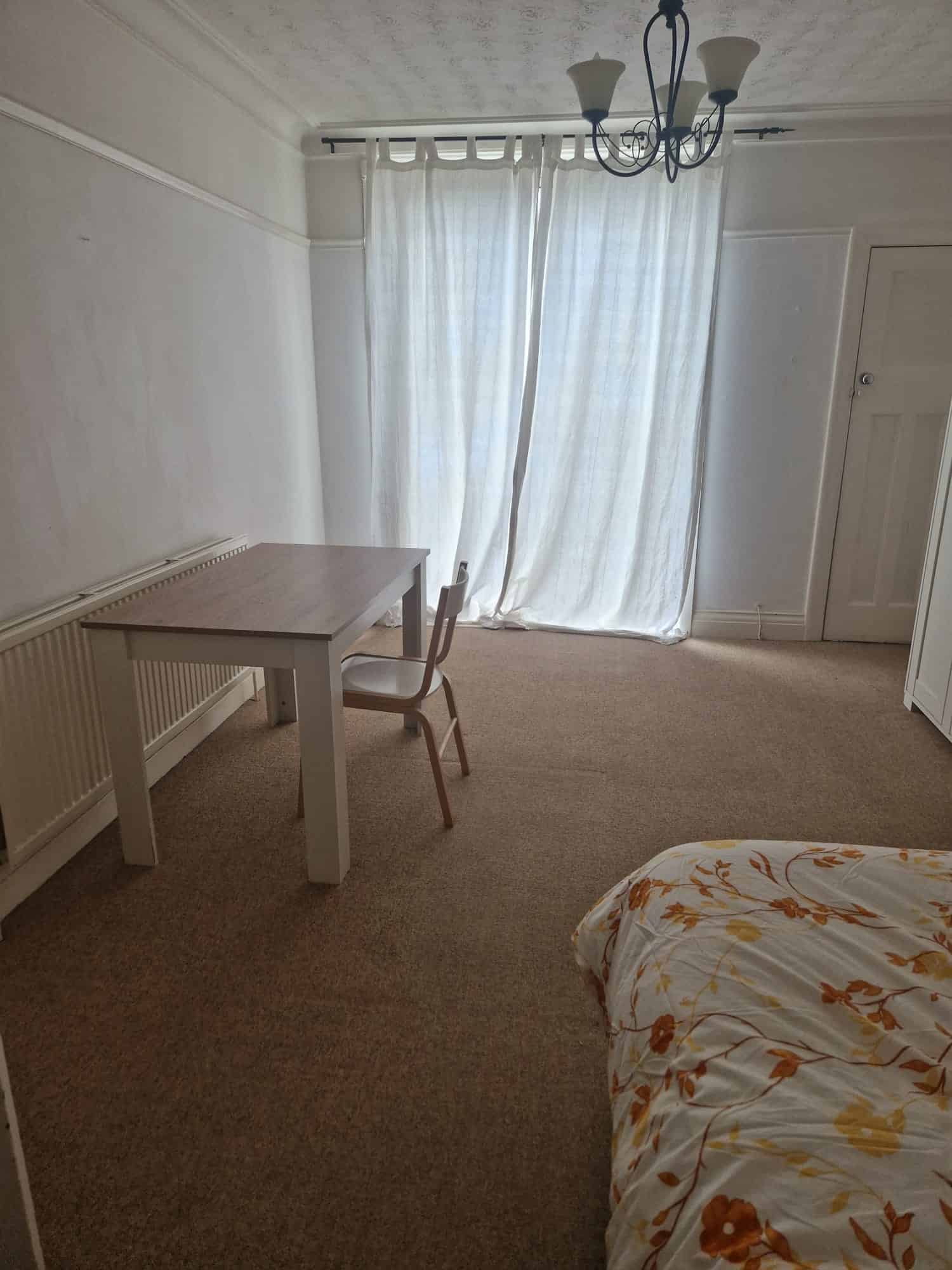 Common Area?w=400&h=260&fit=crop&q=40&auto=format&trim=auto