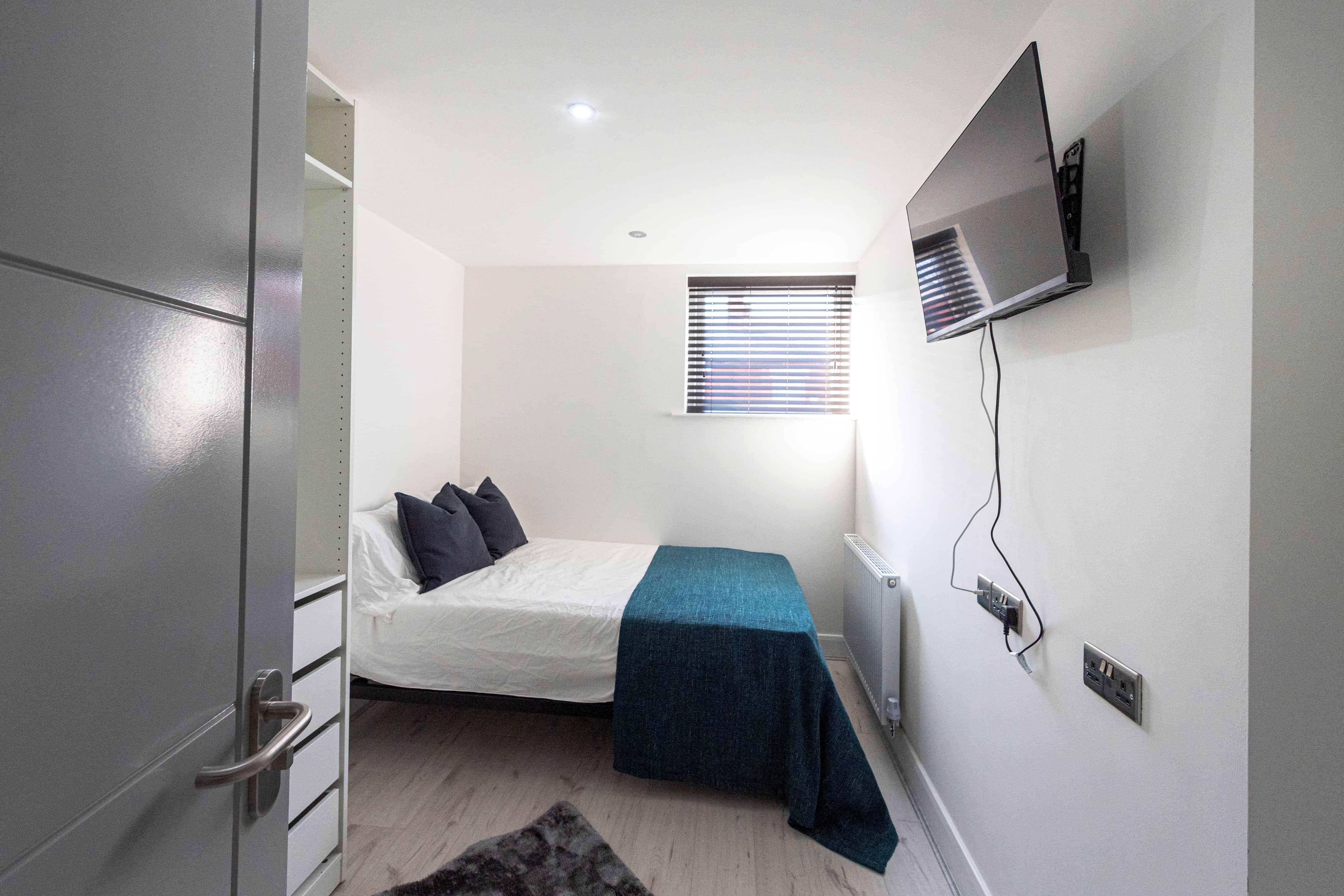 Common Area?w=400&h=260&fit=crop&q=40&auto=format&trim=auto