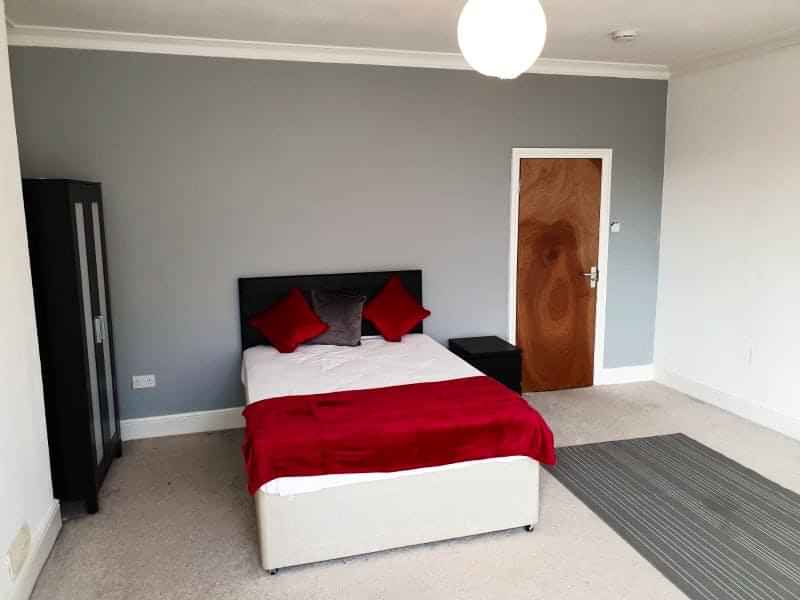 Common Area?w=400&h=260&fit=crop&q=40&auto=format&trim=auto