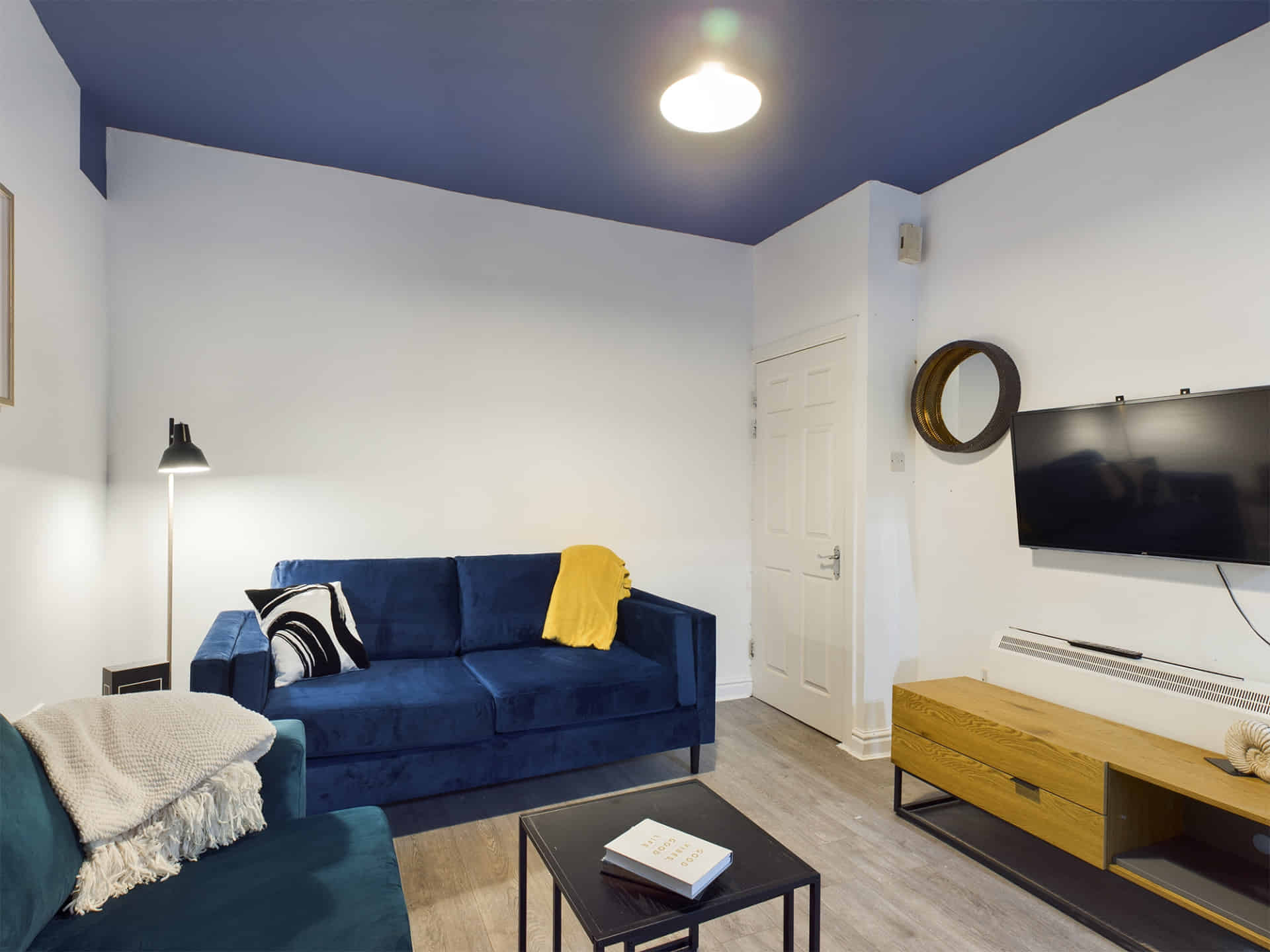 Bedroom?w=400&h=260&fit=crop&q=40&auto=format&trim=auto