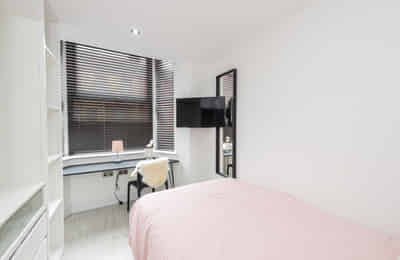 Bedroom?w=400&h=260&fit=crop&q=40&auto=format&trim=auto