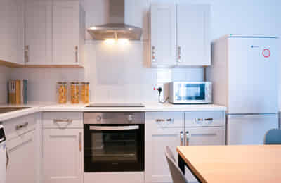 Kitchen?w=400&h=260&fit=crop&q=40&auto=format&trim=auto