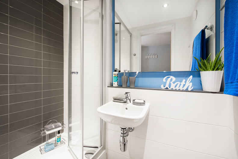 Exterior?w=400&h=260&fit=crop&q=40&auto=format&trim=auto