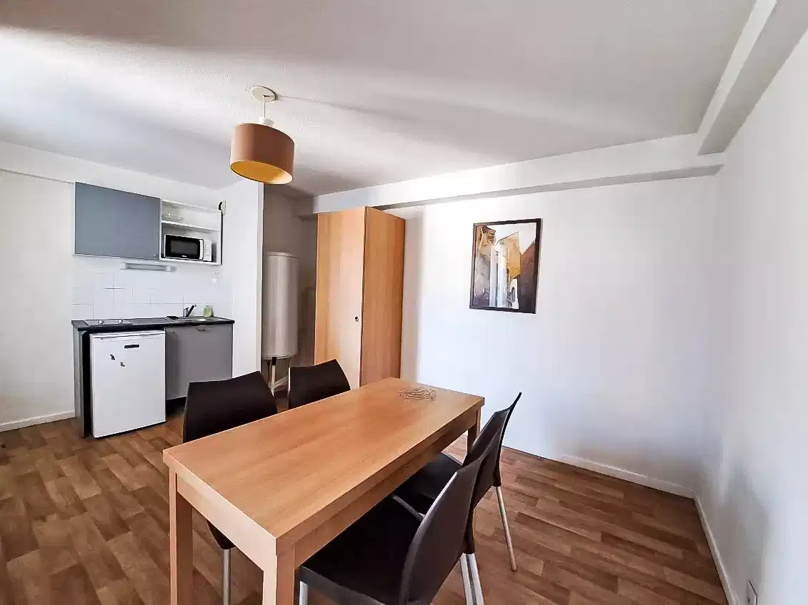 1-Bedroom - Bedroom?w=400&h=260&fit=crop&q=40&auto=format&trim=auto