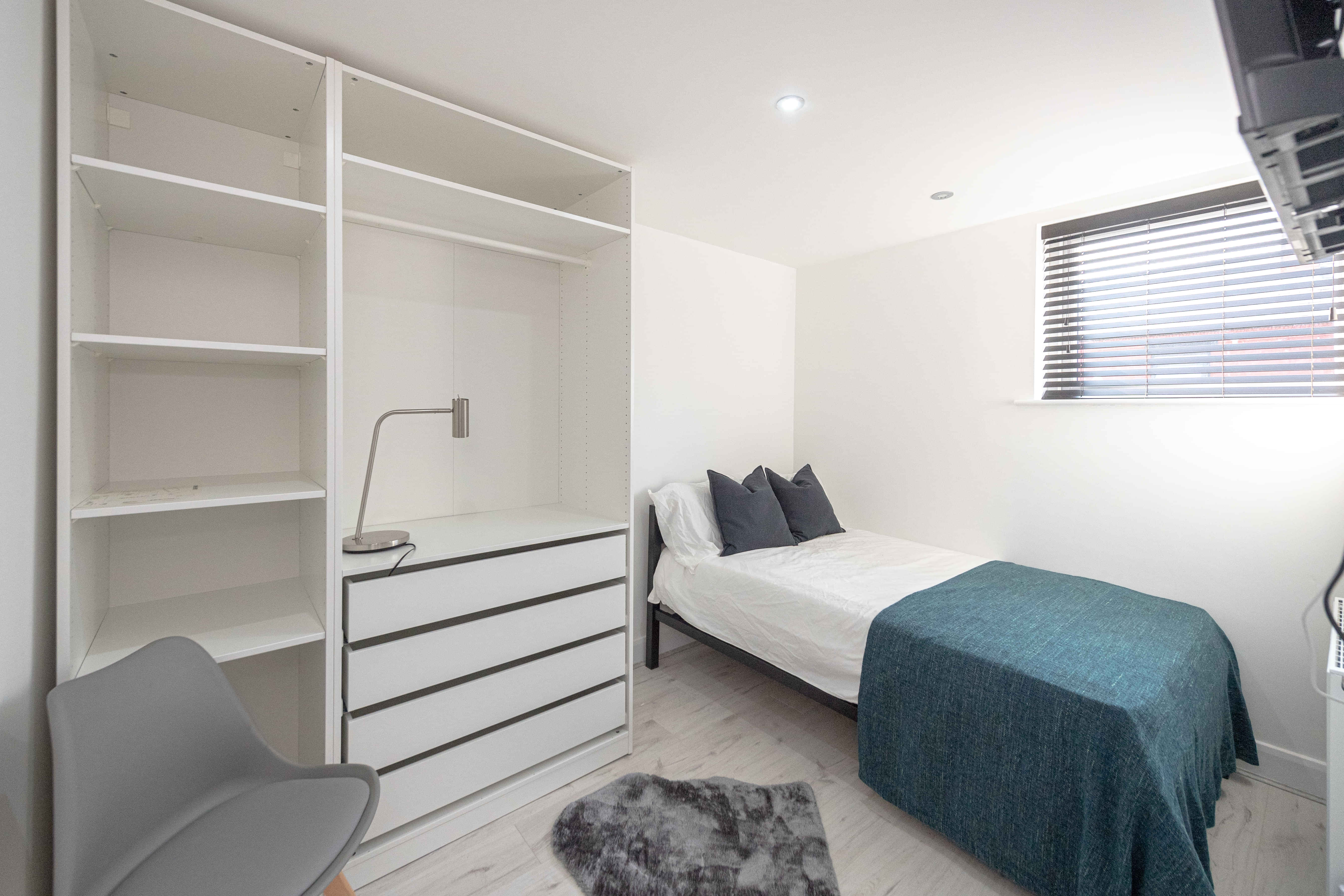 Bedroom?w=400&h=260&fit=crop&q=40&auto=format&trim=auto