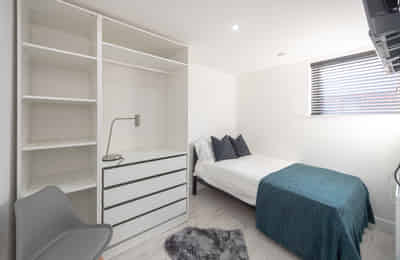 Bedroom?w=400&h=260&fit=crop&q=40&auto=format&trim=auto